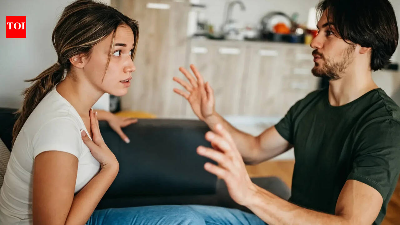 नातेसंबंध सल्ला: 4 गोष्टी तुम्ही नात्यात कधीही बोलू नयेत |